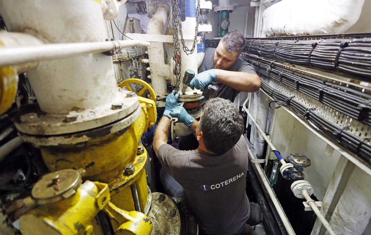 Profesionales de Coterena realizan el destripado mecánico en la sala de máquinas del portacoches.