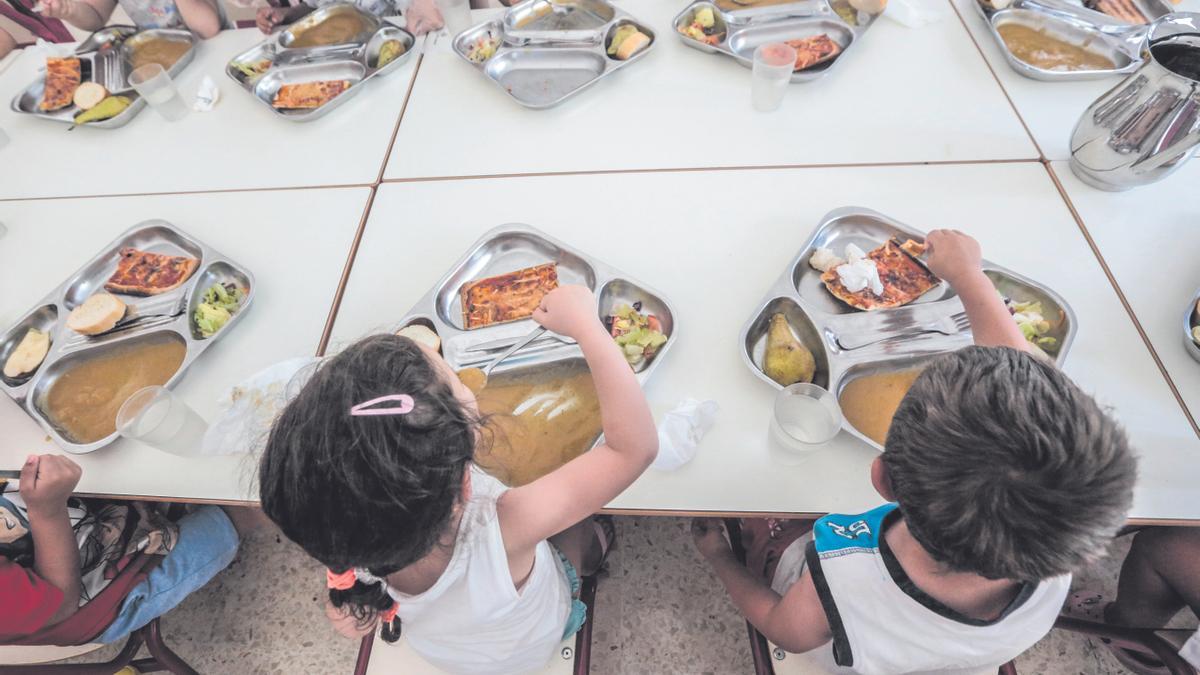 Niños comiendo en un comedor escolar