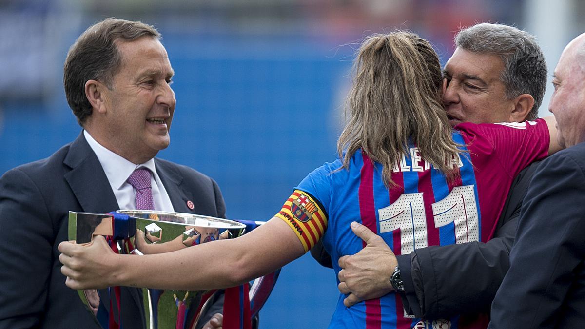 El presidente Joan Laporta felicita a la capitana Alexia Putellas tras recibir el trofeo como campeonas de la liga