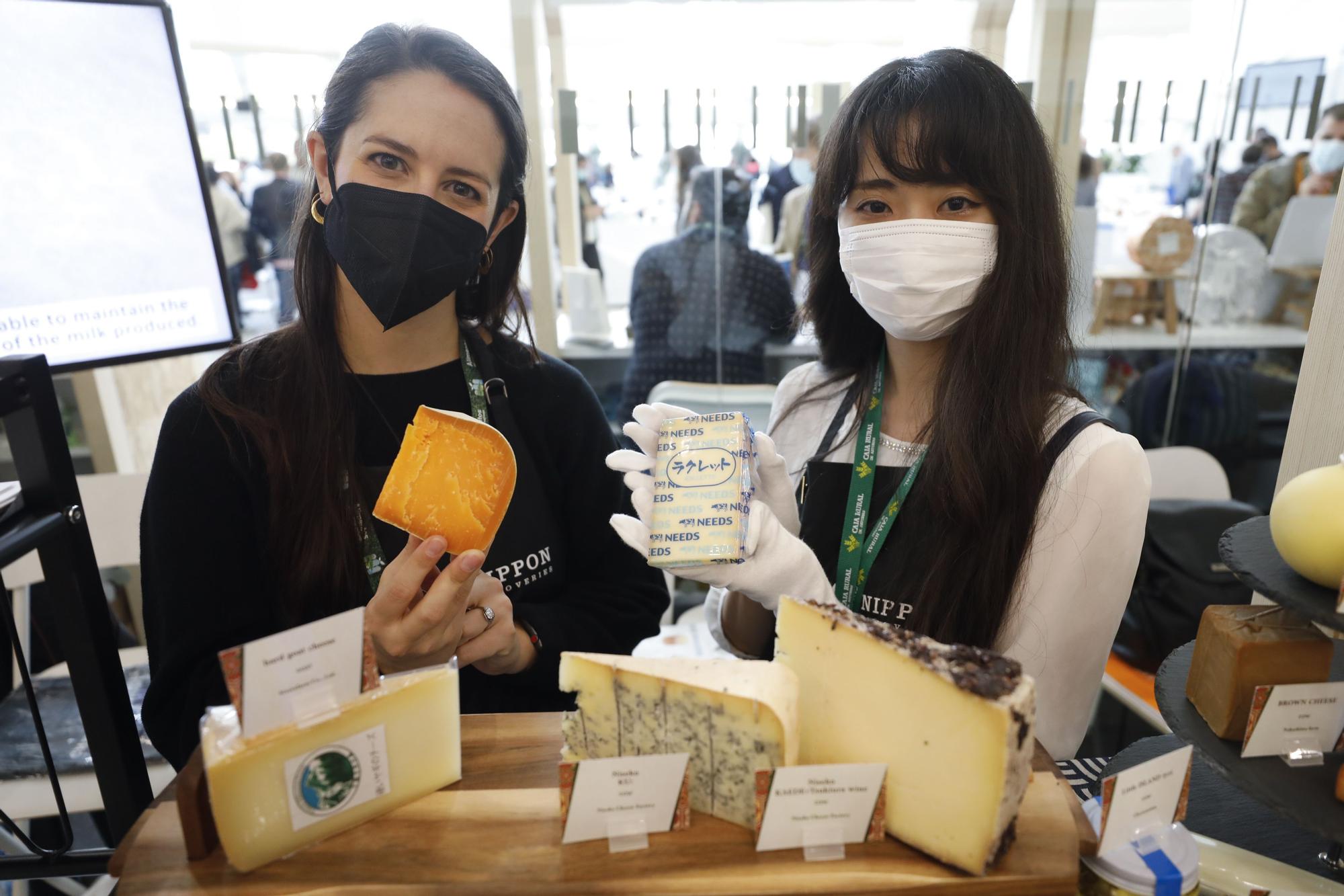 Malory Lane (a la izquierda) y Haruka Takeuchi, en el expositor del Japan Cheese Council. | Luisma Murias