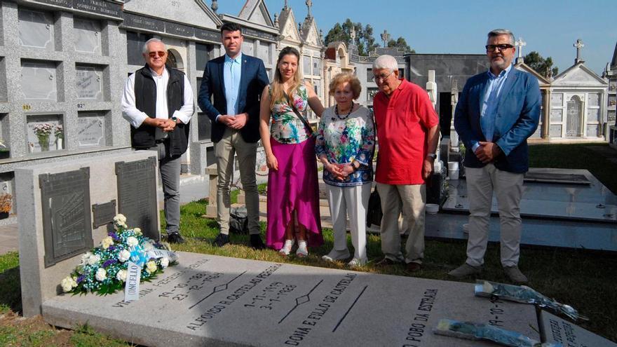 Emotiva homenaxe a Virxinia Pereira en A Estrada coa inauguración dunha placa conmemorativa ante o seu sepulcro