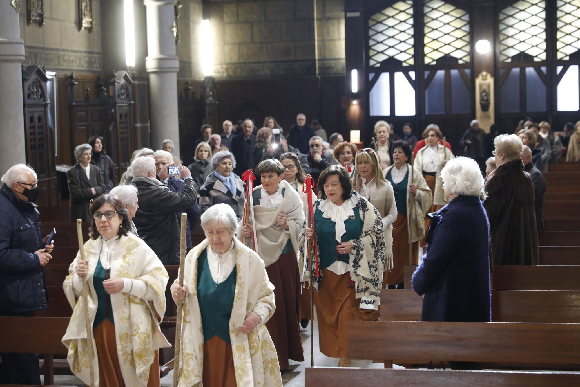 En imágenes: Misa, procesión y reparto de galletas por Santa Águeda en la Basílica