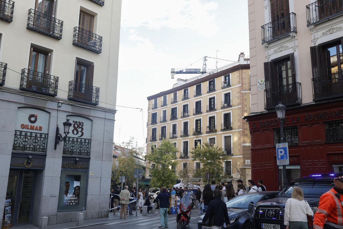 Llos agentes siguen solicitando documentación a quienes necesitan pasar por la calle del siniestro.