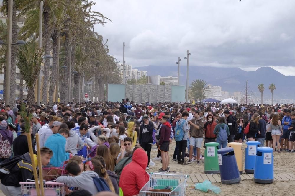 Miles de jóvenes celebran el botellón en la playa de San Juan