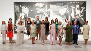 La reina Letizia (c), la mujer del presidente del Gobierno, Begoña Gómez (c-d), la mujer del secretario general de la OTAN, Ingrid Schulerud (c-i) y la primera dama estadounidense, Jill Biden (4d) junto con el resto de los acompañantes de los mandatarios que asisten a la cumbre de la OTAN posan junto al Guernica de Picasso en su visita del Museo Nacional de Arte Reina Sofía este miércoles.