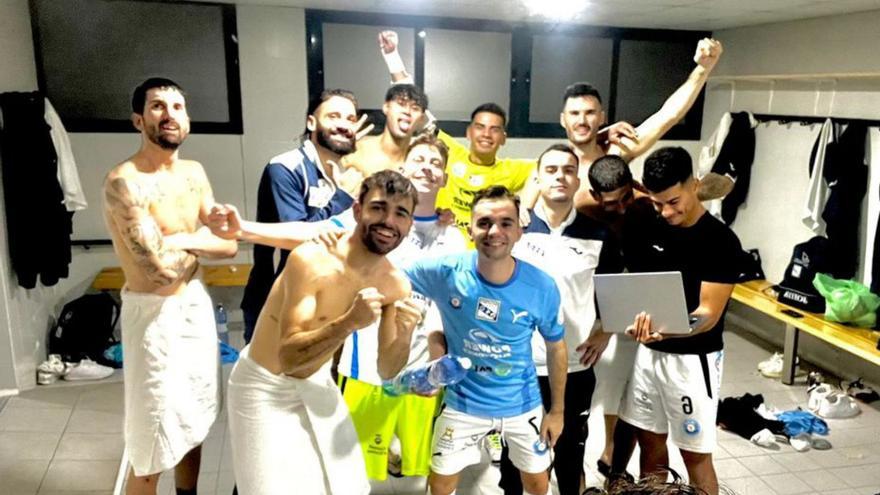 Los jugadores de la UD Ibiza-Gasifred festejan su victoria en Castellón. | V.T.