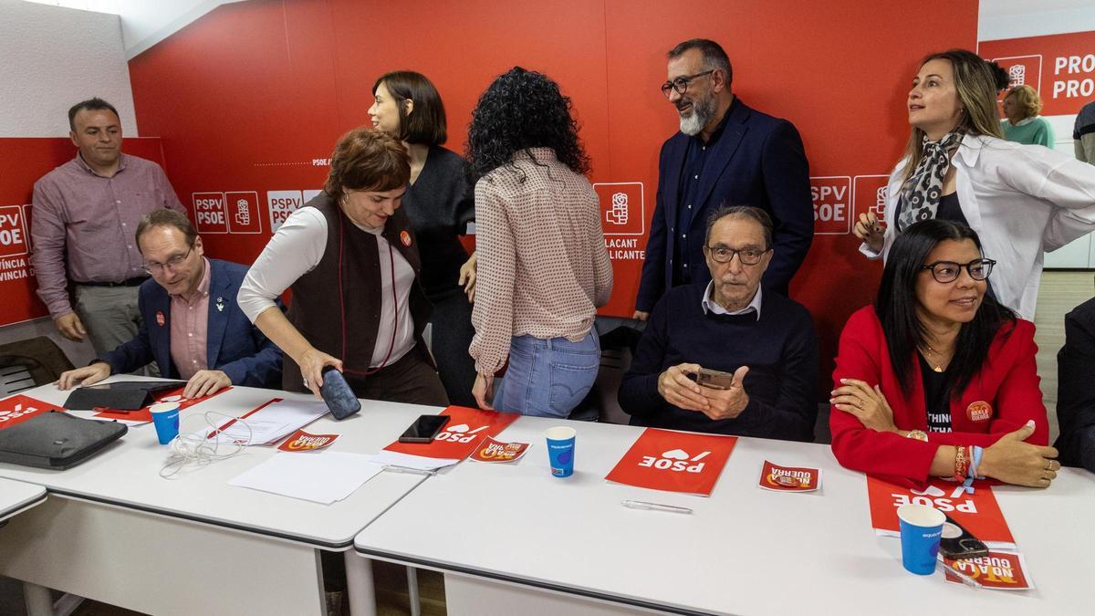 Morant advierte desde Alicante de los peligros del “fuego amigo” mientras respalda la gestora del PSOE local ante las maniobras de Franco