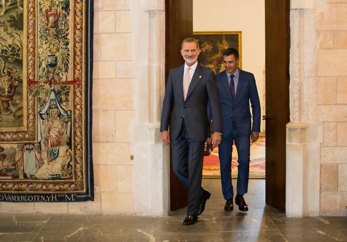 El rey Felipe VI y el presidente del Gobierno, Pedro Sánchez, antes de su despacho veraniego, esta vez en el palacio de la Almudaina de Palma de Mallorca, el pasado 2 de agosto de 2022.