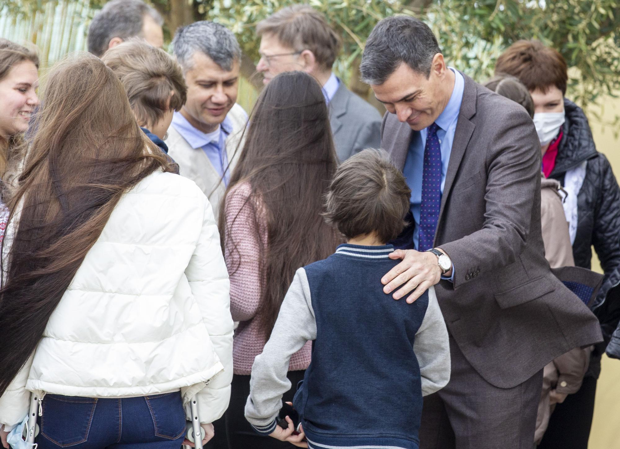 Visita del presidente del Gobierno, Pedro Sánchez, al centro de refugiados de Ciudad de la Luz