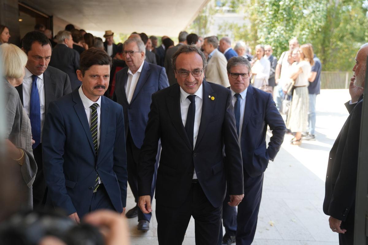 El presidente del Parlament de Catalunya, Josep Rull (d), durante el funeral del expresidente de La Caixa Josep Vilarasau, en el Tanatori de Sant Gervasi, a 30 de julio de 2026, en Barcelona, Catalunya (España).