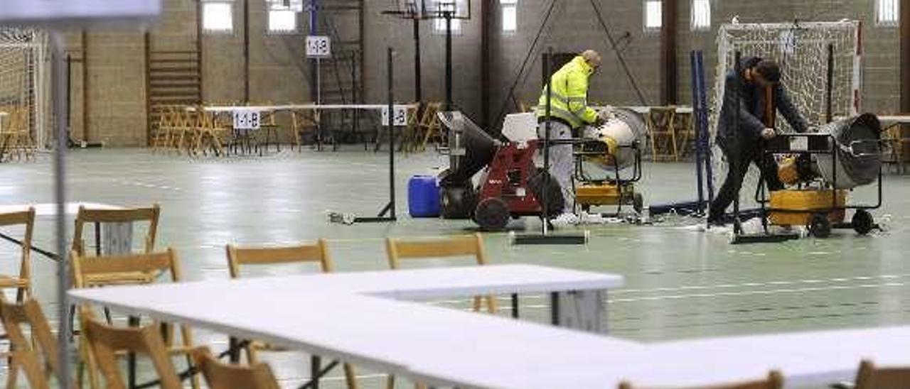 Preparativos, ayer, en el pabellón de Lalín, espacio habilitado como colegio electoral del núcleo urbano. // Bernabé/Javier Lalín