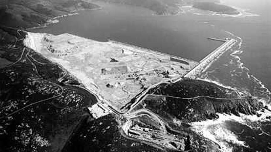 Vista aérea del puerto exterior de Ferrol, donde se ubicará al final la planta de biodiésel de Infinita Renovables. / lo