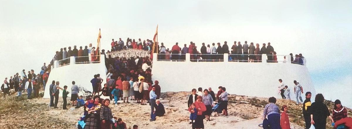 La ermita de San Pascual en Crevillent durante una misa celebrada hace décadas