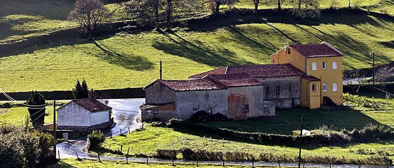 Caserías en La Argañosa, en Illas. | Miki López