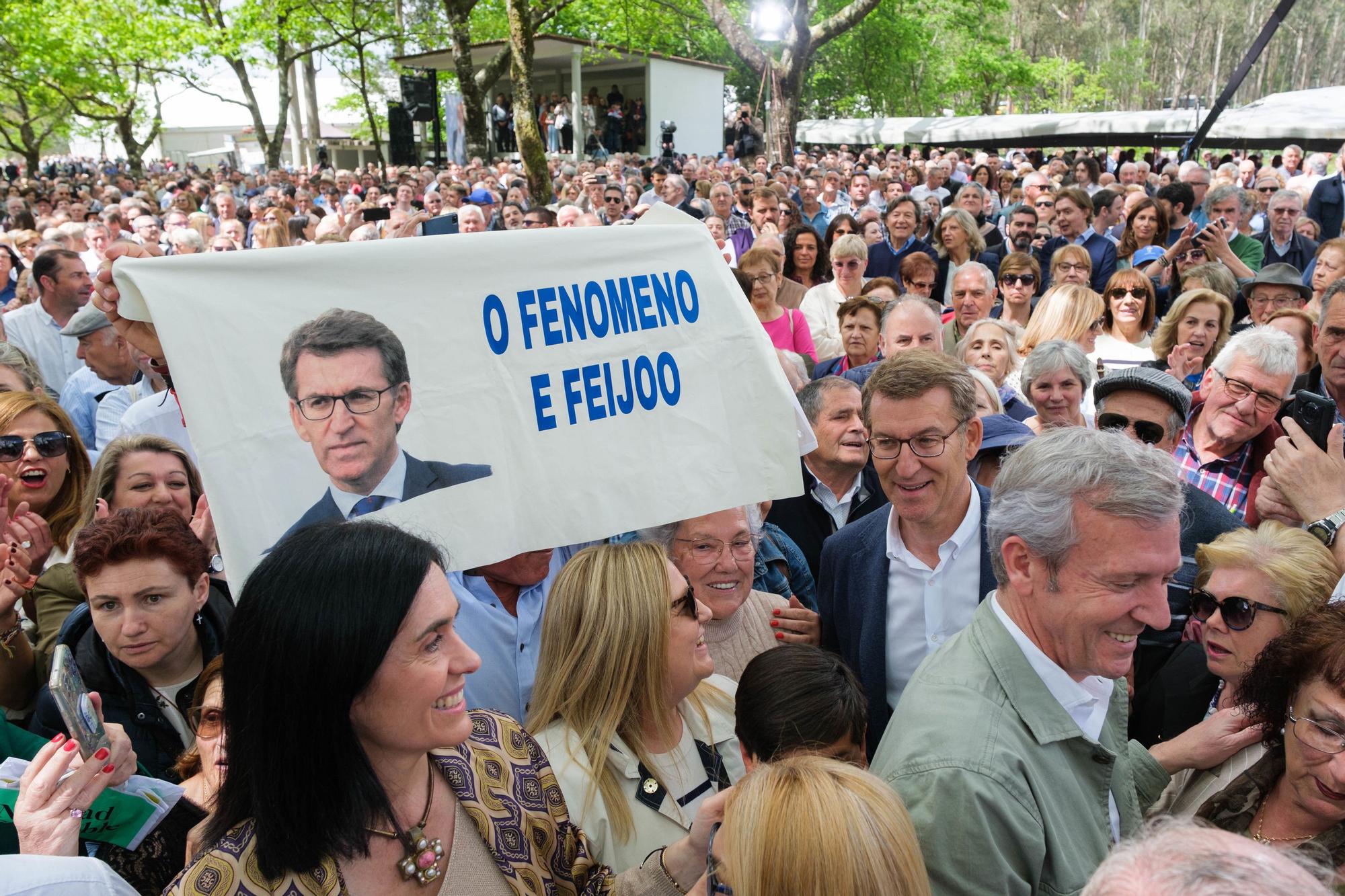 Feijóo se da un baño de masas a su regreso a Galicia