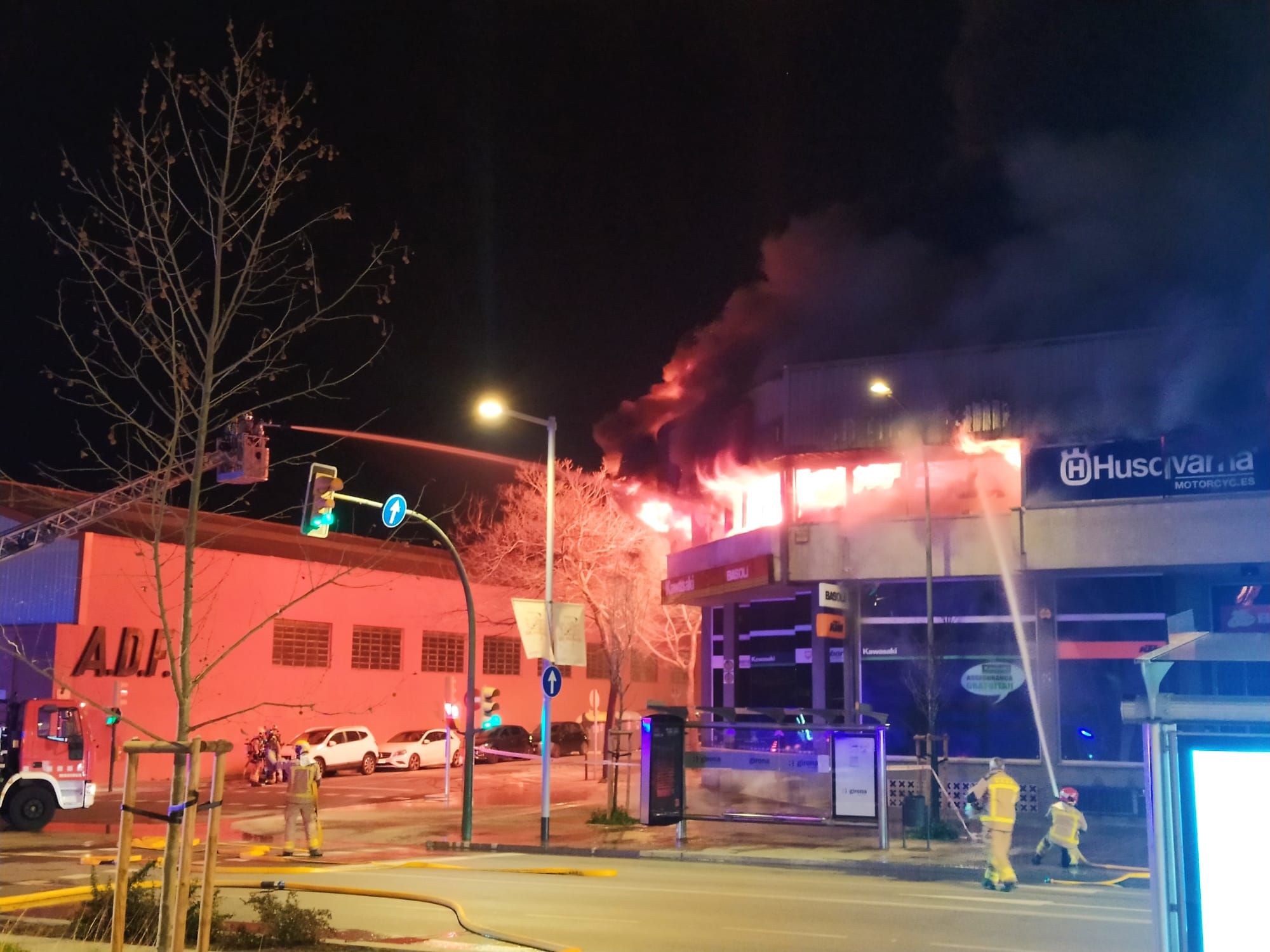 Espectacular Incendi en un concessionari de motos de Girona