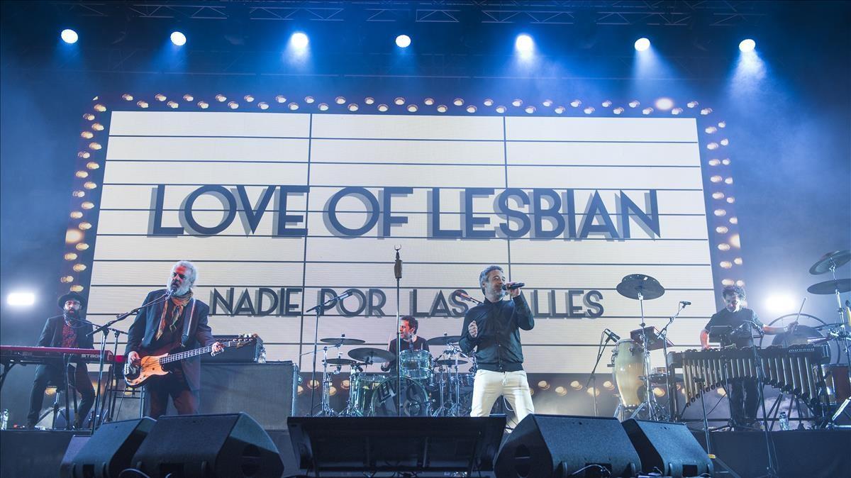 Love of Lesbian interpretando ’Nadie por las calles’ en el escenario del Sant Jordi ante 5.000 espectadores.