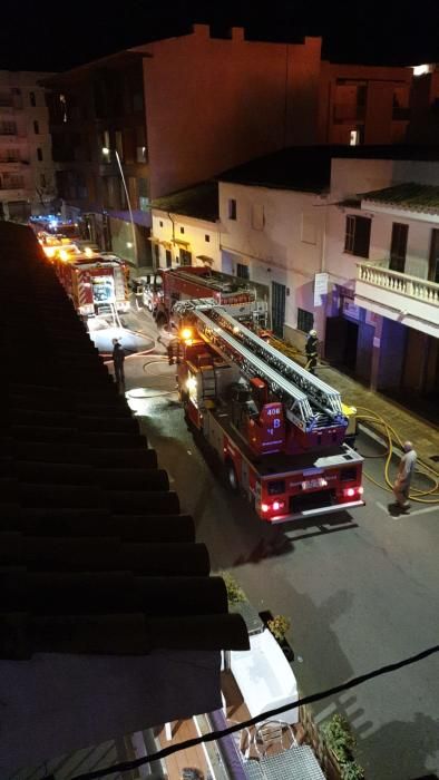 Voraz incendio en una carpintería en el Port de Pollença