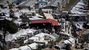 Colas de refugiados para recibir alimentos en el campo de Moria, en la isla griega de Lesbos.