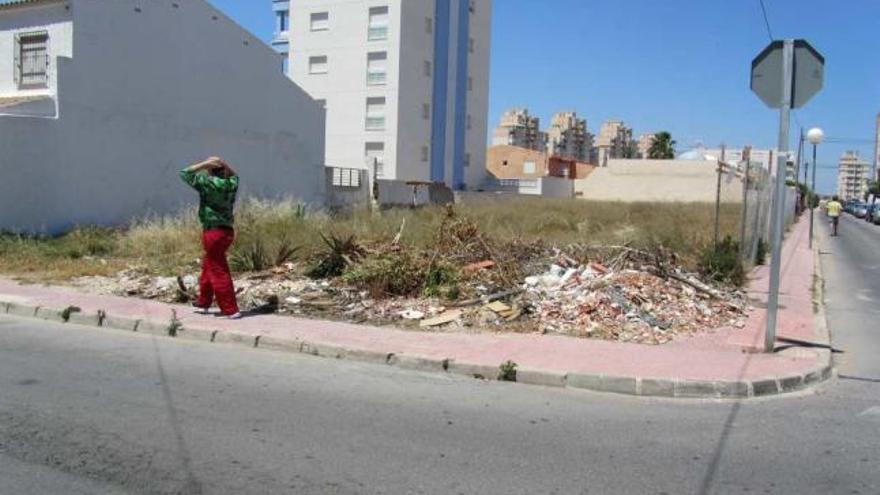 Imagen de esta semana del solar lleno de escombro y sin vallar en Nueva Torrevieja.