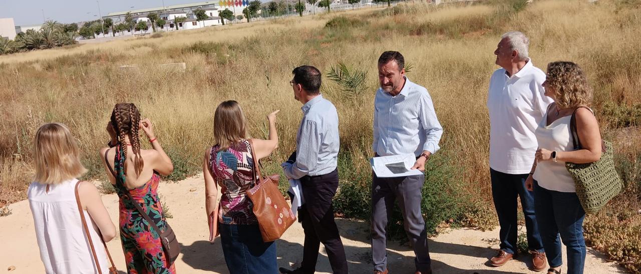 El alcalde, la edil de Educación y miembros de la comunidad educativa del Conservatorio, en la parcela donde está previsto el nuevo edificio