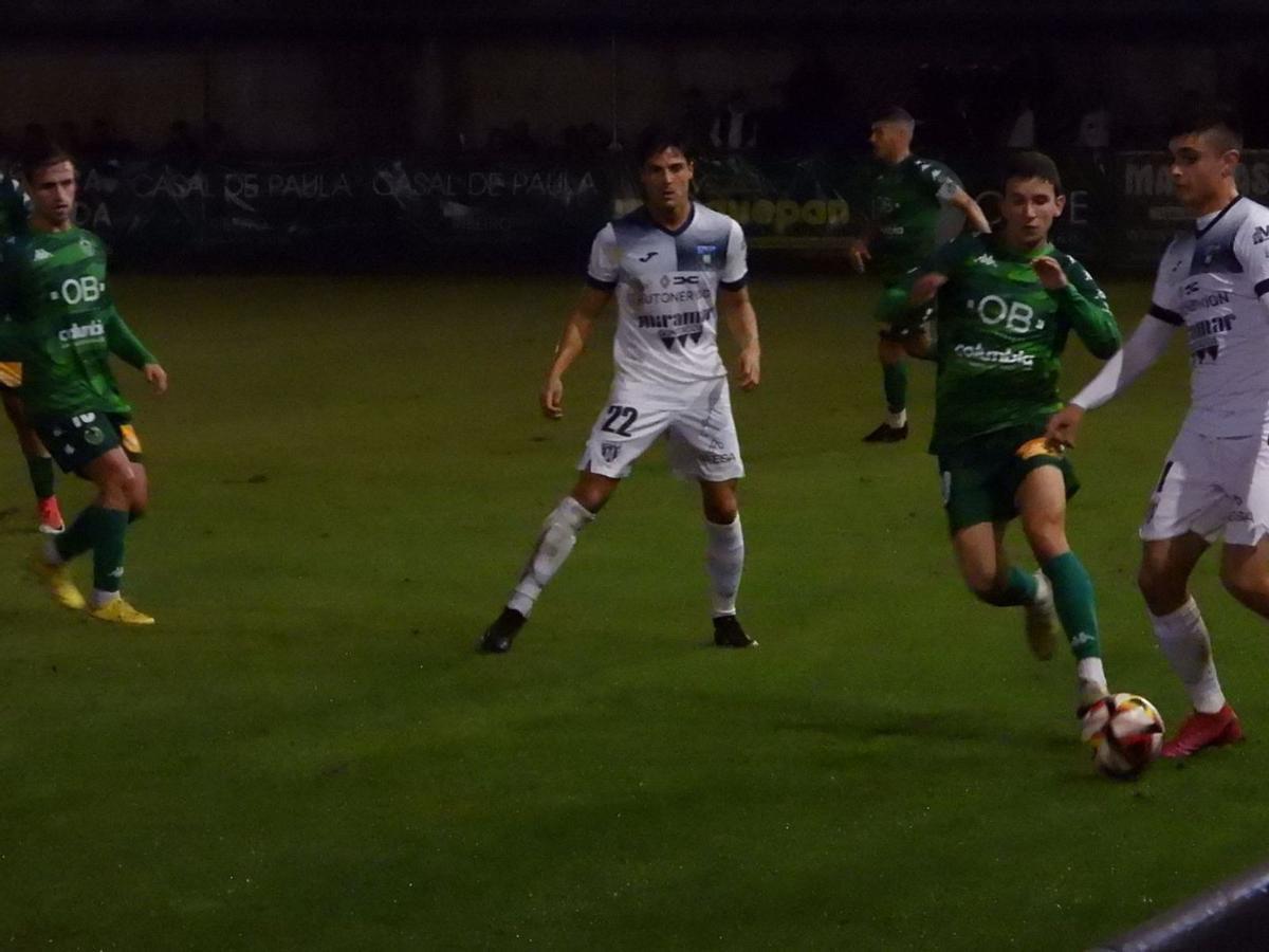 En la primera vuelta el Arenteiro-Sestao dejó los tres puntos en Espiñedo. |  // FERNANDO CASANOVA