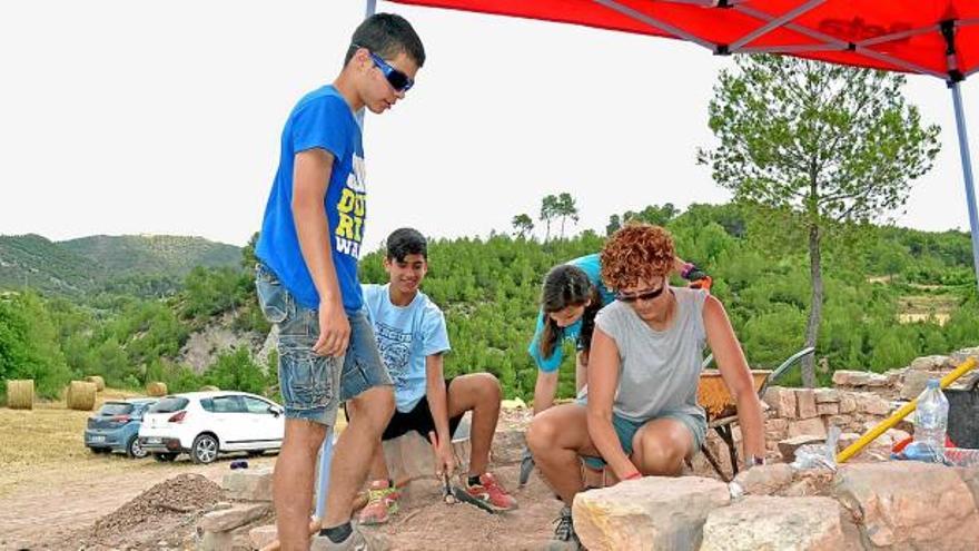 Joves estudiantsexcaven un any més el jaciment de les Guixeres de Súria