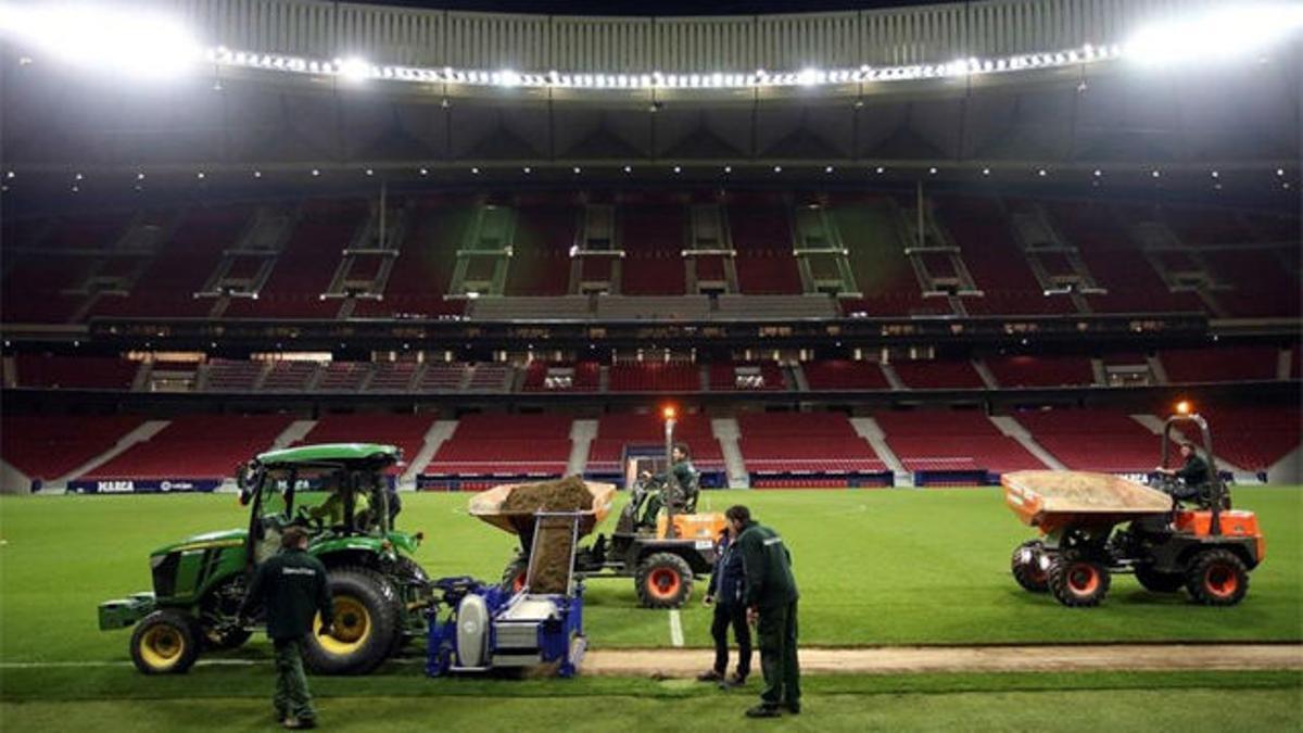 El Atlético cambia el césped del Wanda Metropolitano