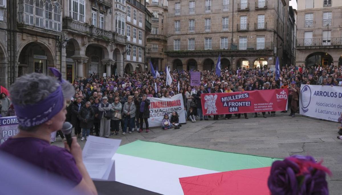 Lectura del manifiesto, al final de la manifestación, en la Praza Maior. | ROI CRUZ