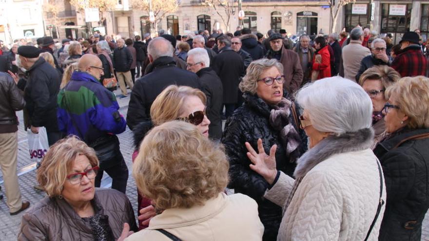 Manifestantes en la plaza de España de Alcoy.