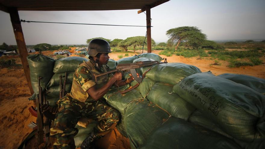 Un soldado cerca de Mogadiscio, Somalia (archivo).