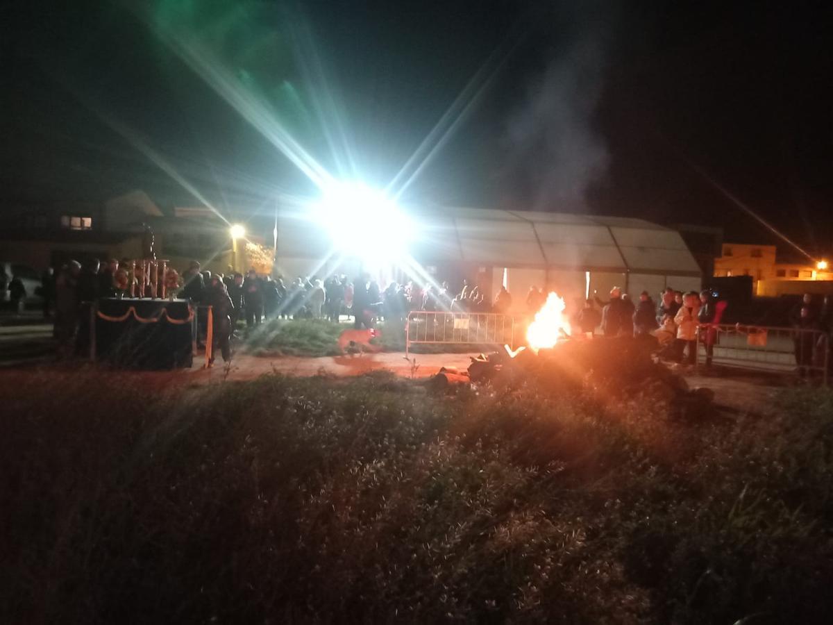 En imágenes | Los barrios de Casablanca y San Juan de Mozarrifar prenden sus hogueras de San Antón