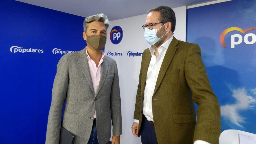 El diputado del PP Andrés Lorite, junto al presidente popular de Córdoba, Adolfo Molina.