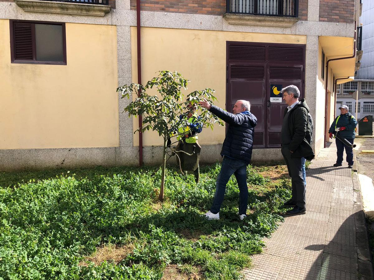 Cacabelos y Juan Outeda visitan las zonas de trabajo de esta última semana