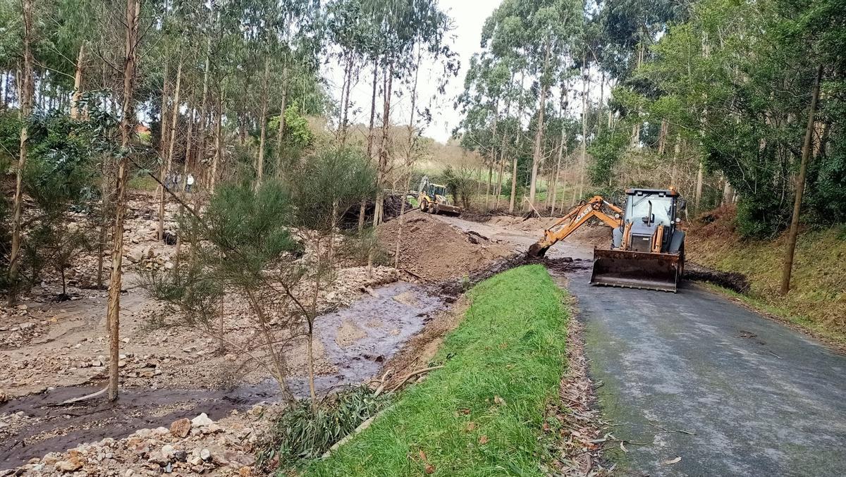 El colapso de una balsa de la antigua mina de Monte Neme provoca un grave arrastre de lodos en Malpica
