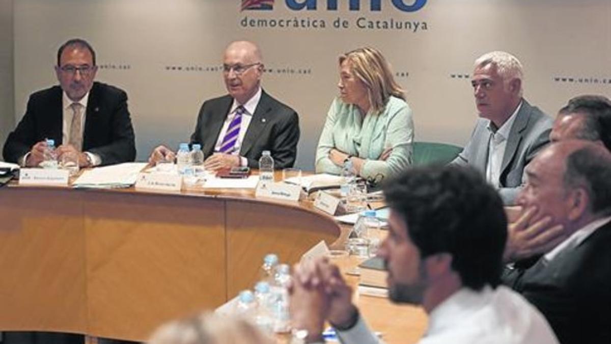 Josep Antoni Duran Lleida flanqueado por Ramon Espadaler y Joana Ortega, este martes, 2 de junio, durante la reunión del comité de gobierno de Unió.
