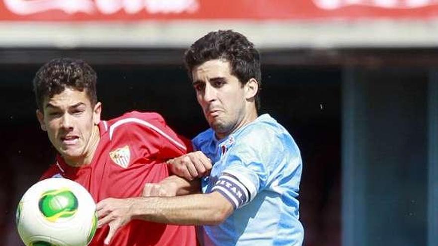 Álvaro Casas pelea un balón durante la final ante el Sevilla. // J. Lores