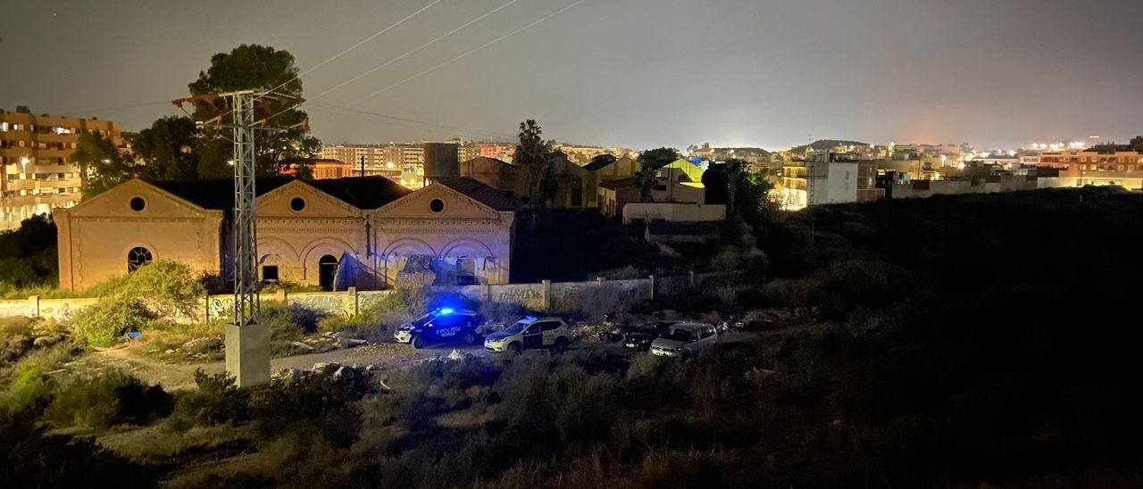 Policía en el lugar donde se encontró el feto enterrado, en un paraje de Murcia.