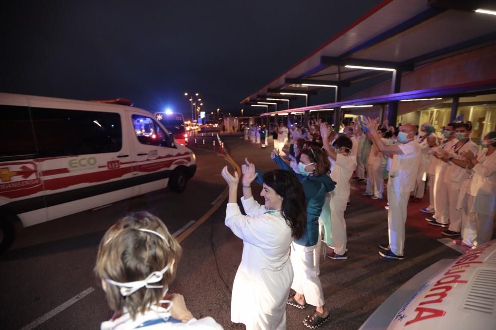 Homenaje de Policía, Guardia Civil y Bomberos al personal sanitario del HUCA