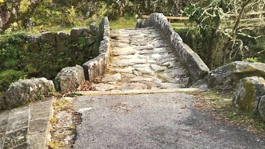 Señalización del camino que sigue el río Almofrei.   | // FDV