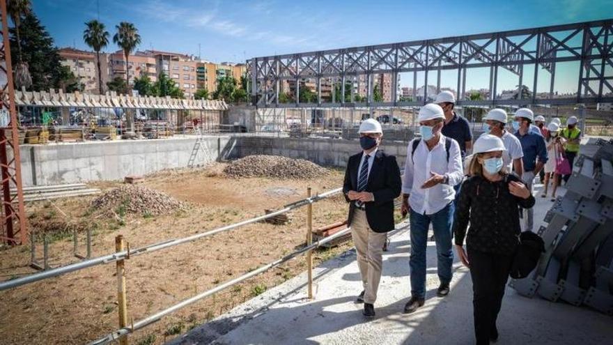 El alcalde, Francisco Javier Fragoso, en la visita que hizo ayer a las obras.
