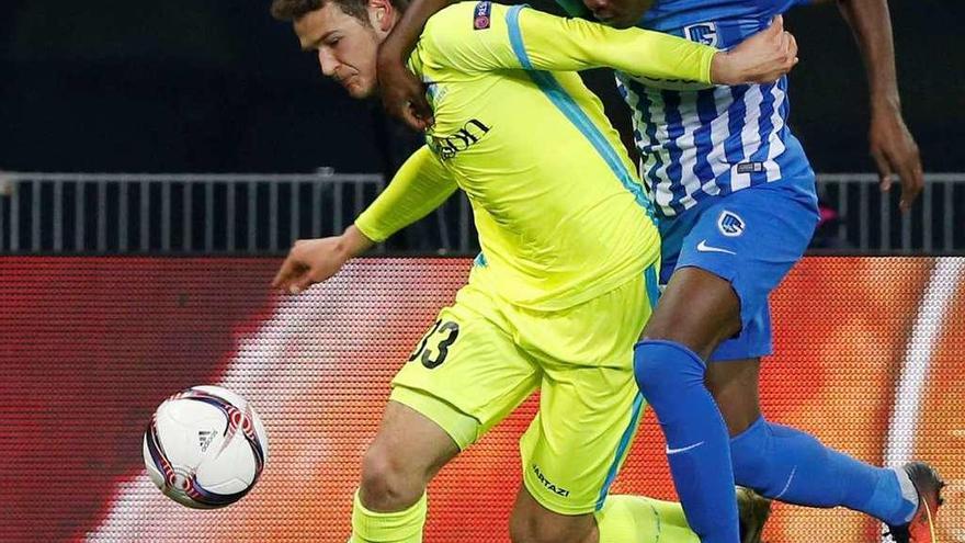 Samatta, delantero del Genk (derecha), pugna por un balón con Louis Verstraete, del Gent. // Reuters