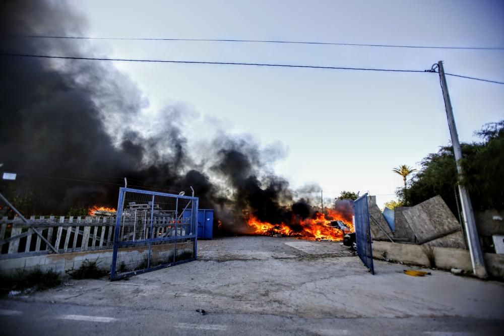 Las imágenes del incendio en un almacén de palés genera una gran columna de humo en Alicante.