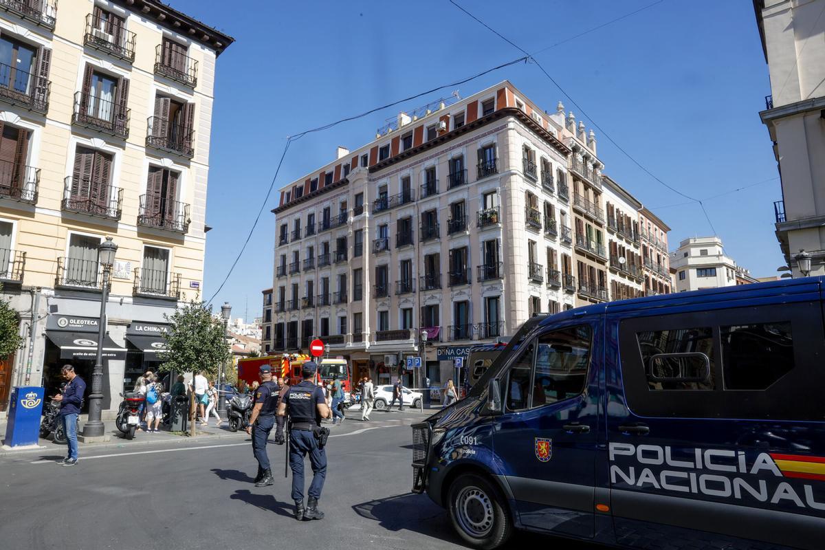 MADRID, 07/10/2025.- El forjado de un edificio en obras en el centro de Madrid se derrumbó este martes parcialmente, sin que por el momento se conozca si hay víctimas, aunque los equipos de rescate trabajan para buscar posibles personas atrapadas. Hasta el lugar del suceso, la calle Hileras, que se encuentra entre la plaza de Ópera y la Puerta del Sol, en el centro de la capital de España, se desplazaron once dotaciones de bomberos, así como varias ambulancias y efectivos policiales, que acordonaron la zona. EFE/Zipi Aragón