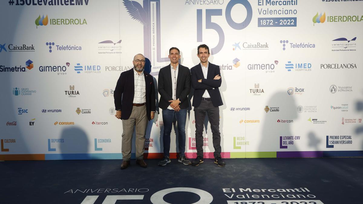 Borja Santamaría (Director Gerente de la FDM de Valencia) junto a Juanma Romero (Director de Levante TV) y Javier García (Comercial Levante EMV)