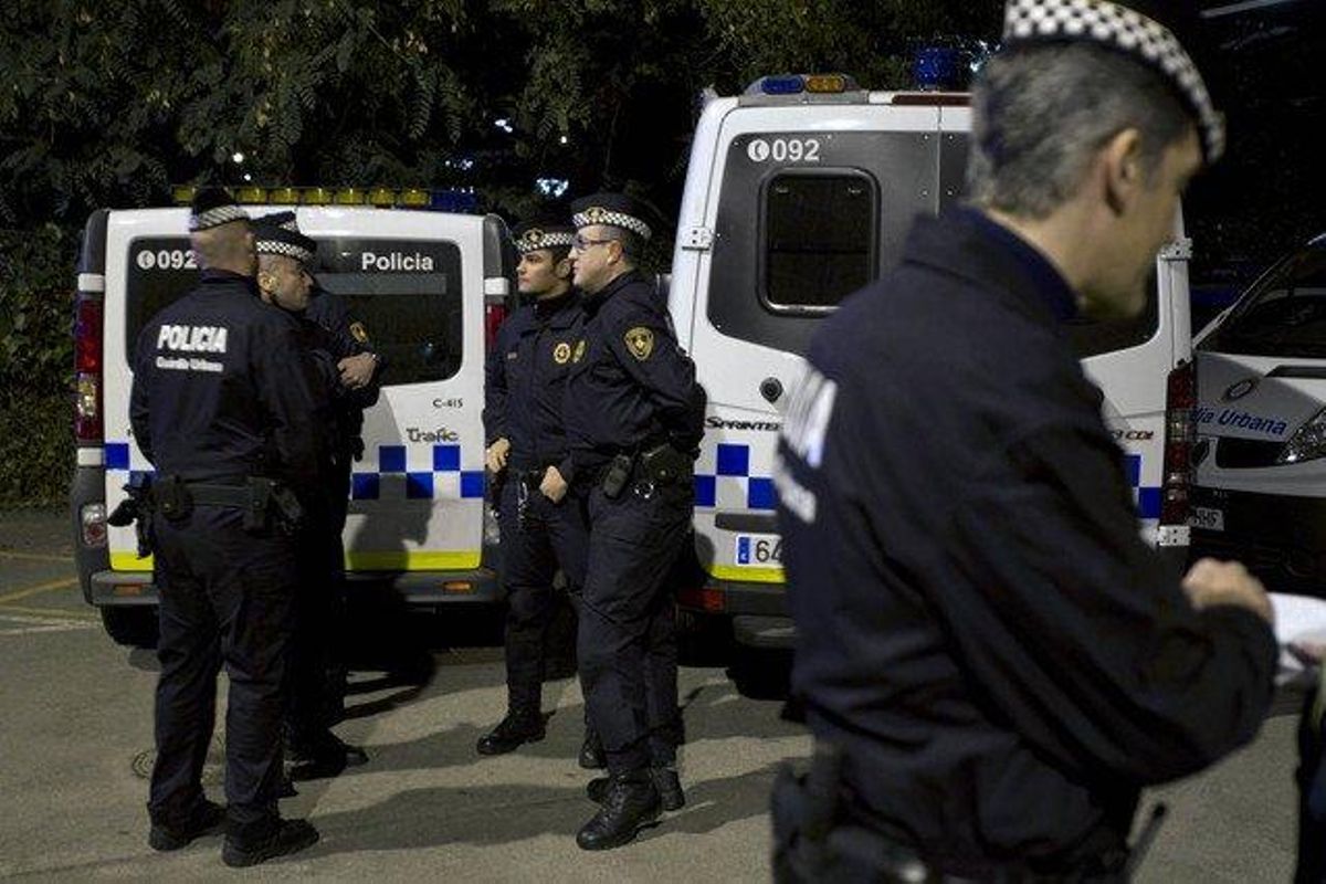 Una cinquantena d’agents de la Guàrdia Urbana i dels Mossos d’Esquadra han efectuat el macrocontrol d’alcoholèmia.