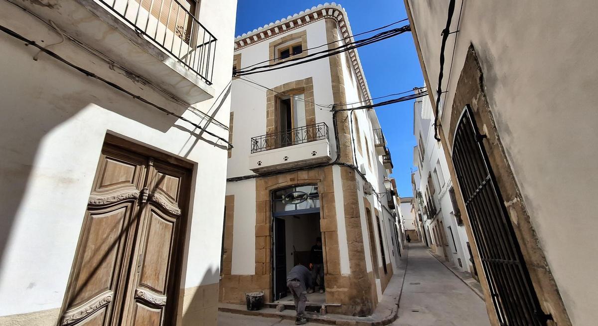 Vivienda que llevaba muchos años cerrada y que ahora se está restaurando.