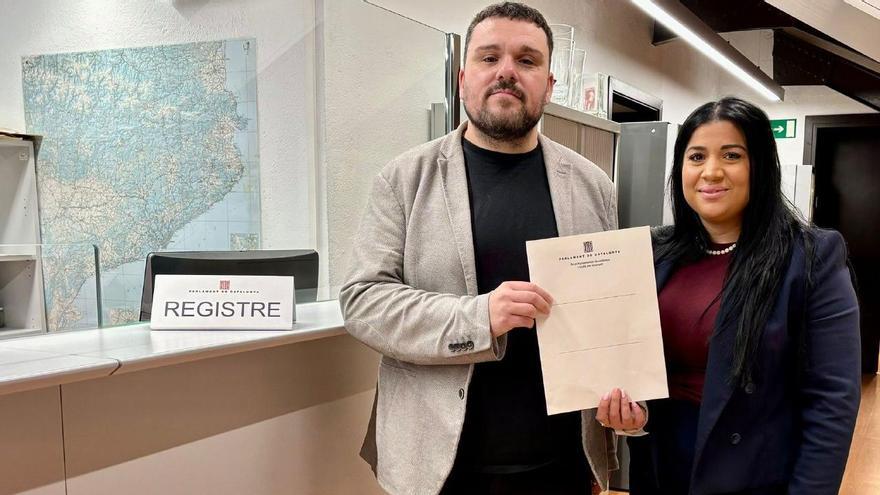 Los diputados Andrés García Berrio (Comuns) y Susana Martínez Heredia (PSC) registran la iniciativa para crear la comisión de estudio para elaborar un plan contra el antigitanismo.
