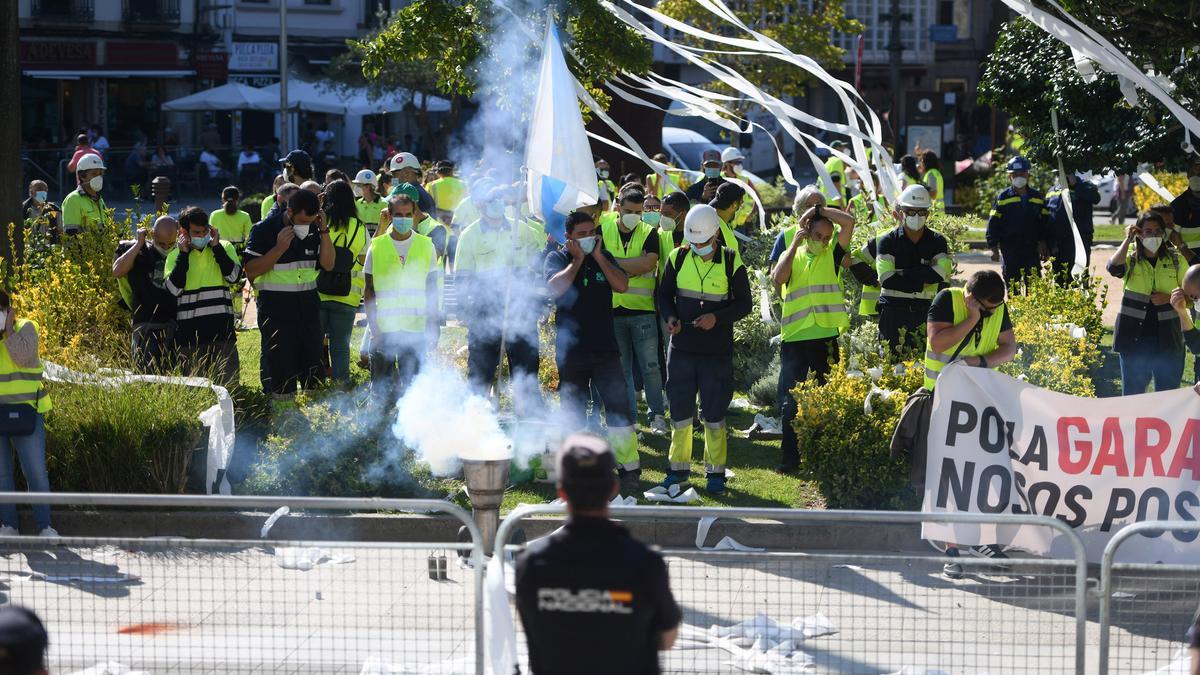 Trabajadores de Ence y auxiliares cortan el tráfico en los accesos a Pontevedra