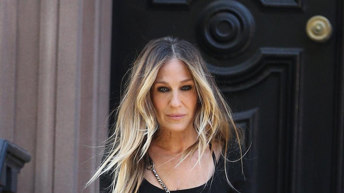 Sarah Jessica Parker se marca un rosa y rojo (puñetazo en el ojo)